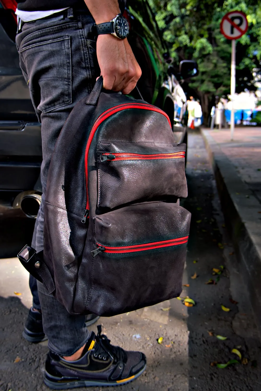 Manhattan Leather Bag Backpack in Black & Red -