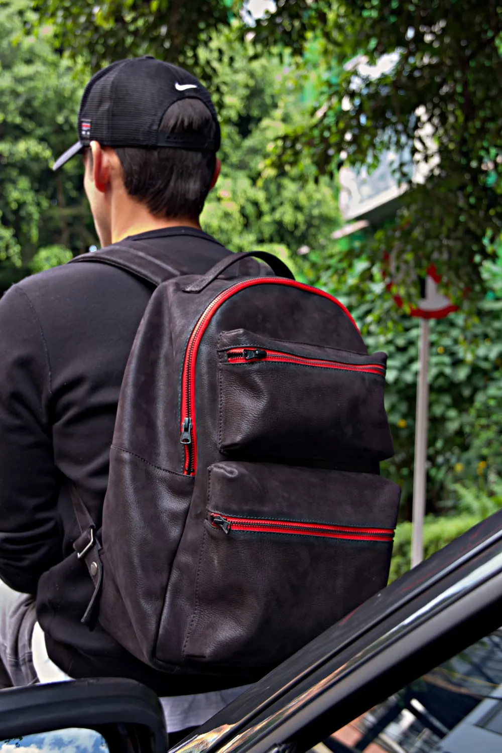 Manhattan Leather Bag Backpack in Black & Red -